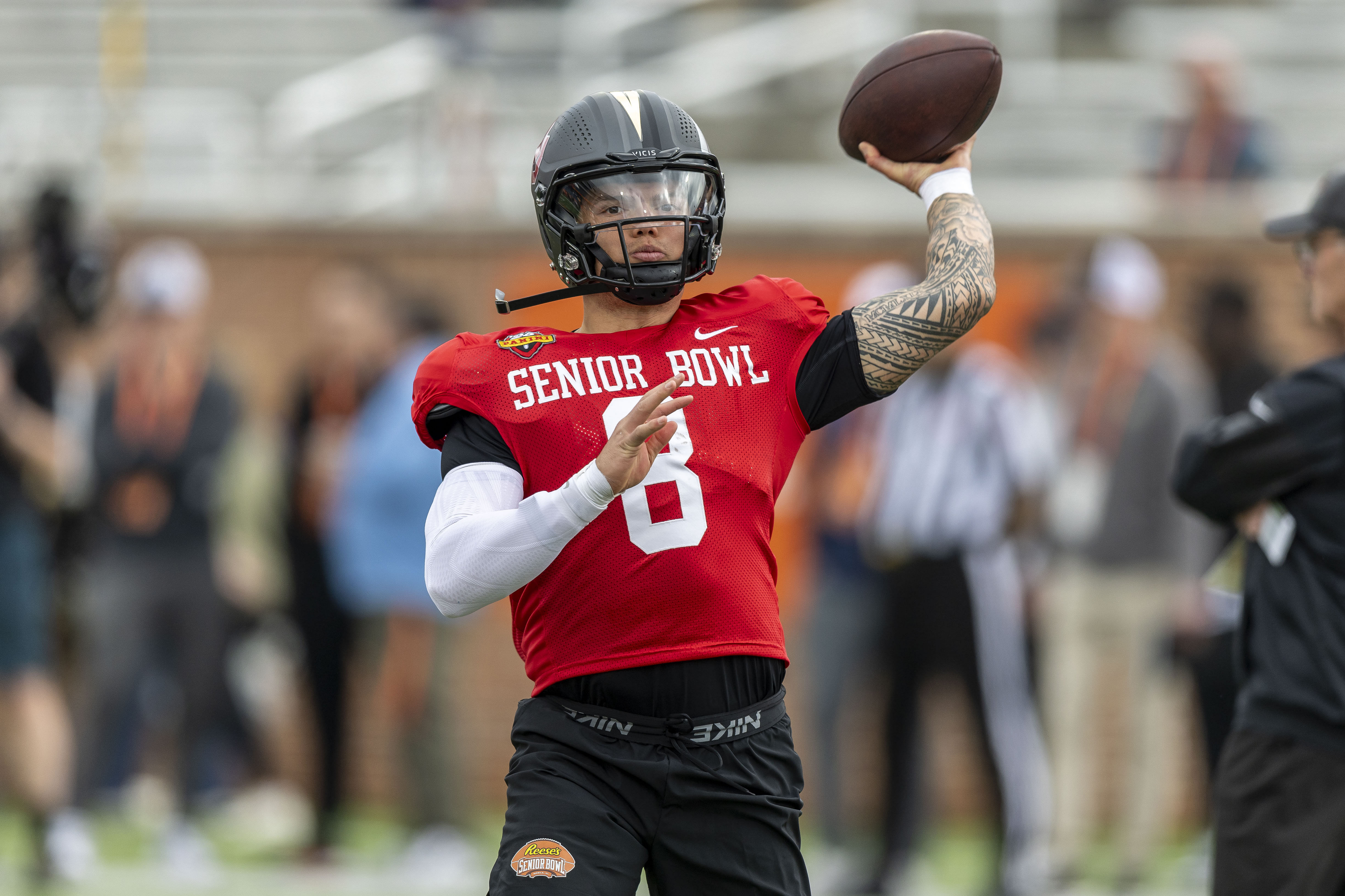 Former Oregon QB Dillon Gabriel is expected to throw at the 2025 NFL combine - Source: Imagn